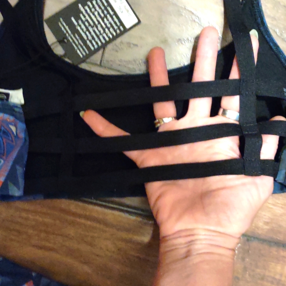 "Onzie" brand. Matching sport bra and Capri leggings. Both Size M/L. - Picture 3 of 12